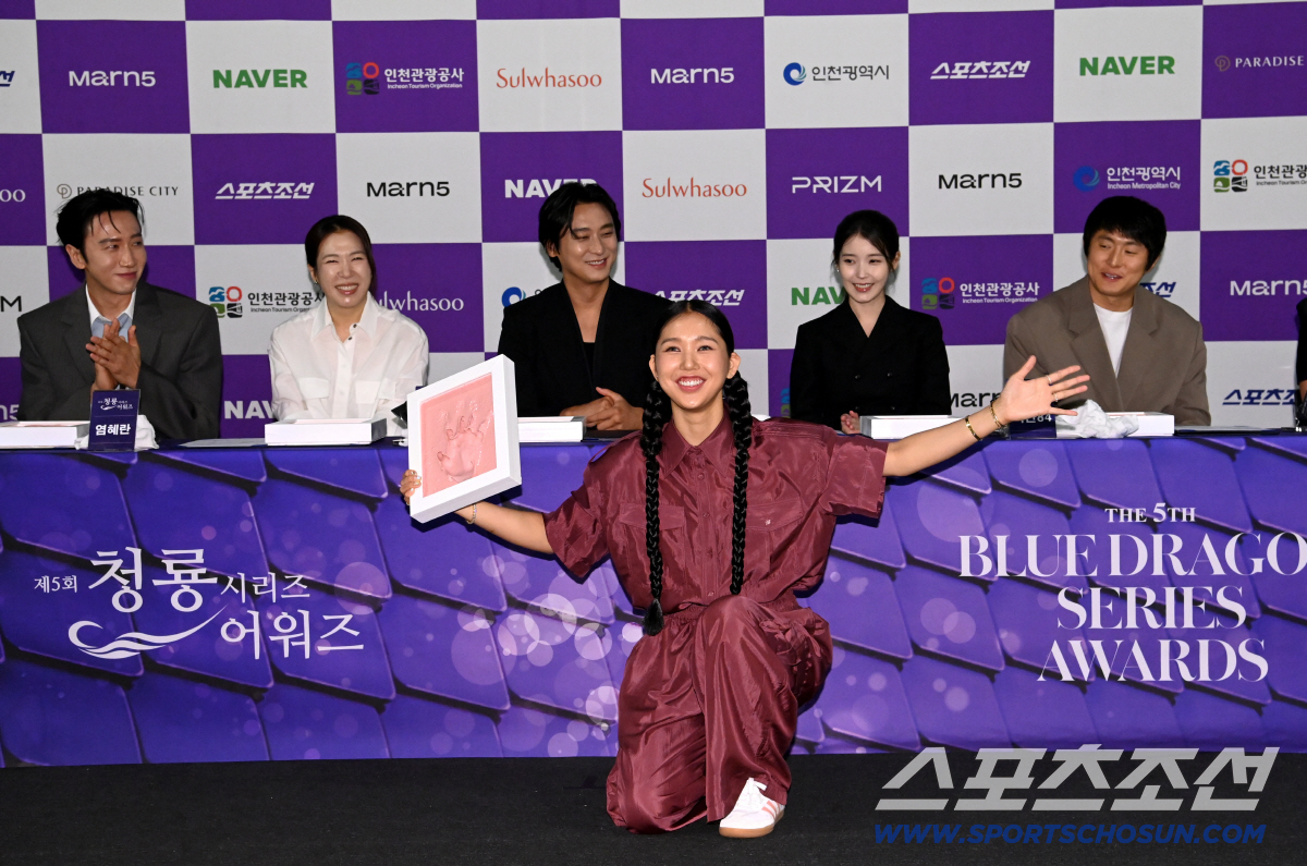 7일 용산CGV에서 열린 제5회 청룡시리즈어워즈(Blue Dragon Series Awards) 핸드프린팅. 미미가 핸드프린팅과 함께 포즈를 취하고 있다. 용산=허상욱 기자 wook@sportschosun.com/2026.07.07/