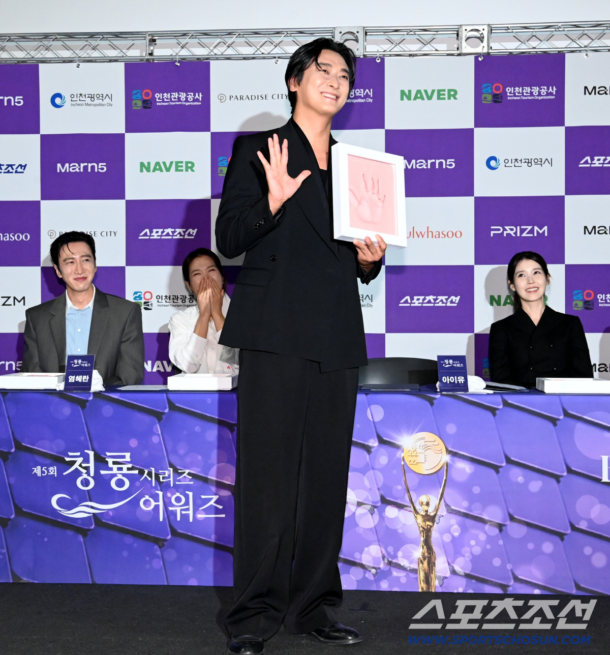 7일 용산CGV에서 열린 제5회 청룡시리즈어워즈(Blue Dragon Series Awards) 핸드프린팅. 주지훈이 핸드프린팅과 함께 포즈를 취하고 있다. 용산=허상욱 기자 wook@sportschosun.com/2026.07.07/