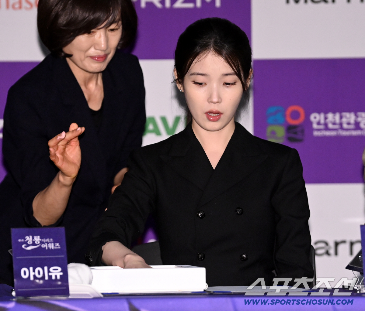 7일 용산CGV에서 열린 제5회 청룡시리즈어워즈(Blue Dragon Series Awards) 핸드프린팅. 아이유가 핸드프린팅을 하고 있다. 용산=허상욱 기자 wook@sportschosun.com/2026.07.07/