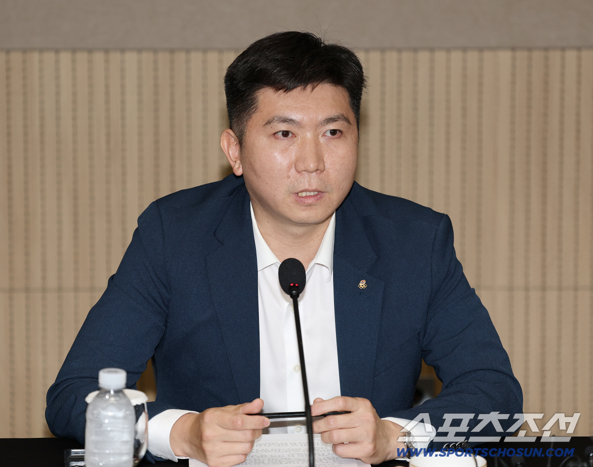 6일 오후 서울 송파구 올림픽파크텔 베를린홀에서 'K-축구 혁신위원회' 출범식이 열렸다. 공동위원장에 추대된 유승민 대한체육회장이 모두발언을 하고 있다. 정재근 기자 cjg@sportschosun.com/2026.7.6/