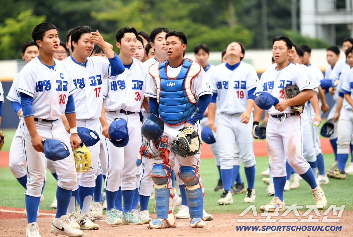 제81회 청룡기 고교야구선수권 대회 및 주말리그 왕중왕전 배명고와 광주동성고의 경기가 28일 서울 목동야구장 열렸다. 승리한 배명고 선수들이 기뻐하고 있다. 목동=박재만 기자 pjm@sportschosun.com/2026.06.28/