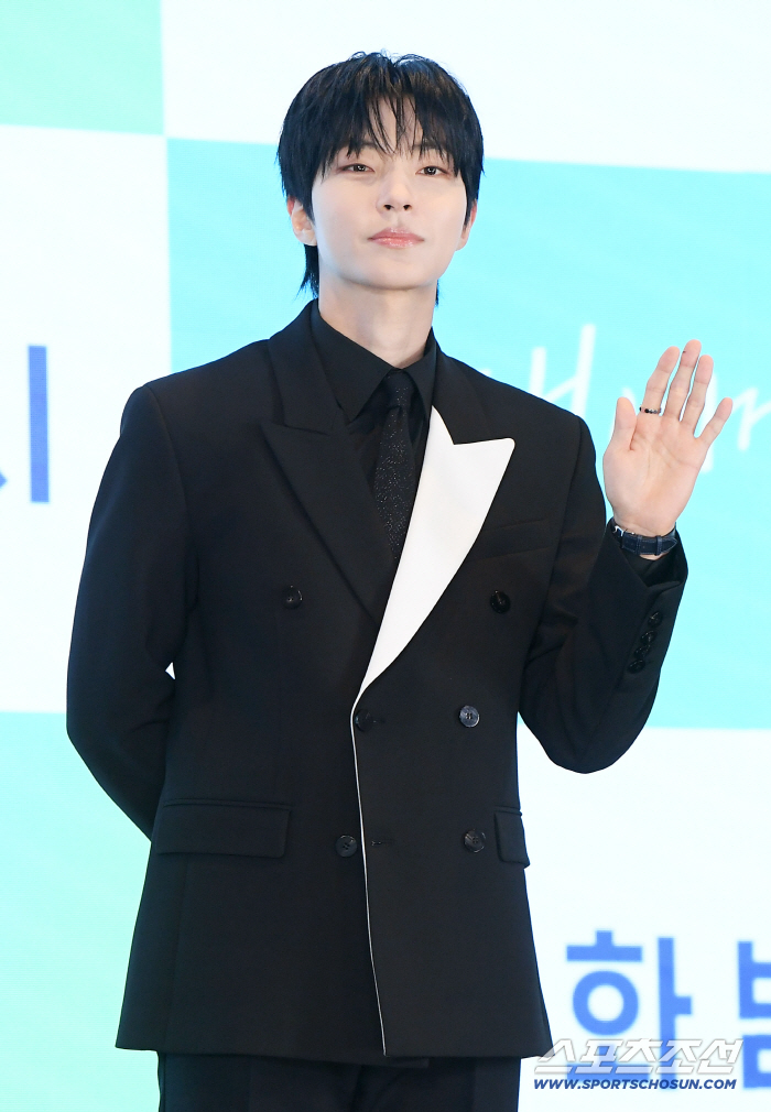 Hwang In-youp Gives a Chic Wave