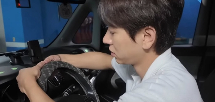 Lee Joo-seung’s 100 Million Won Donation Reveals a Surprisingly Frugal Side, Including 10 Years of Driving a Compact Car