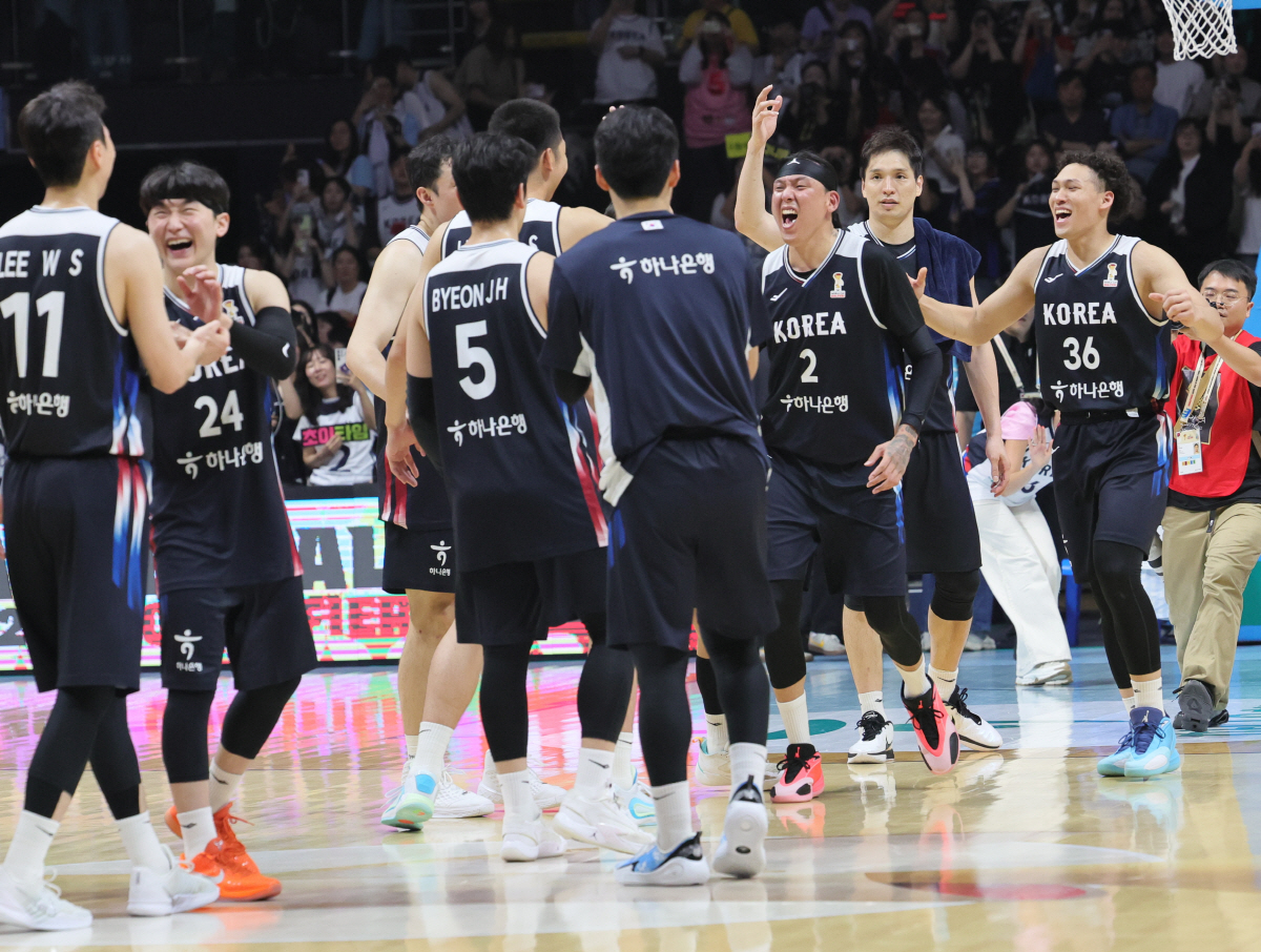 (고양=연합뉴스) 김병만 기자 = 6일 고양 소노아레나에서 열린 2027 FIBA 월드컵 아시아 예선 1라운드 최종 6차전 한국-일본전에서 승리한 한국 선수들이 환호하고 있다.