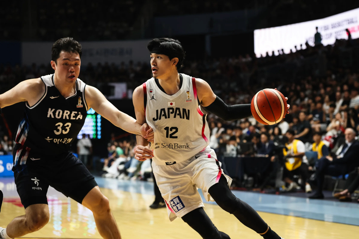 일본전에 출전한 이승현(왼쪽). 사진제공=FIBA