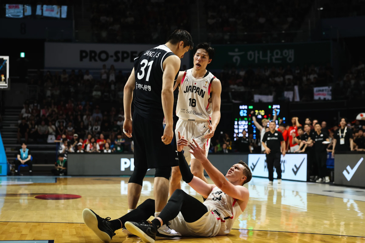 일본전에 출전한 장재석이 상대 선수와 신경전을 벌이고 있다. 사진제공=FIBA