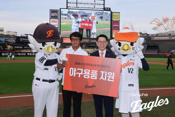 '야구의 미래'는 이렇게 응원한다! 연고지 우승팀 탄생에 프로구단이 직접 나섰다 …300만원 상당 야구용품 지원→관람 기회까지