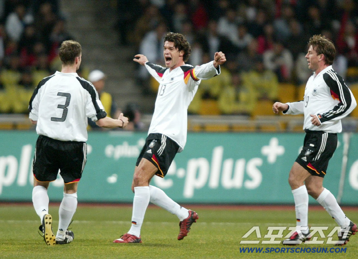 2004,12,19 한국-독일 국가대표 친선경기. 독일 미하엘 발락이 동점골을 넣고 좋아하고 있다.8B