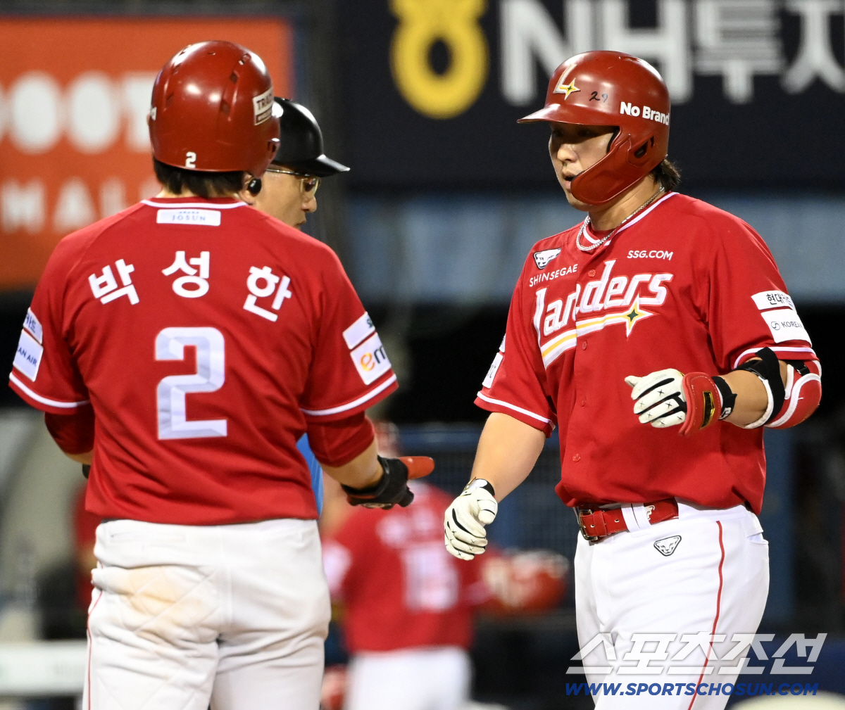7일 잠실야구장에서 열린 SSG와 두산의 경기, 8회초 2사 1루 최정이 우월 2점홈런을 치고 박성한과 기쁨을 나누고 있다. 잠실=허상욱 기자 wook@sportschosun.com/2026.07.07/