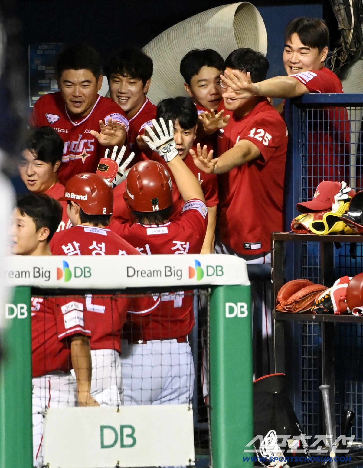 7일 잠실야구장에서 열린 SSG와 두산의 경기, 8회초 2사 1루 최정이 우월 2점홈런을 날렸다. 최정을 맞이하는 더그아웃 동료들의 모습. 잠실=허상욱 기자 wook@sportschosun.com/2026.07.07/