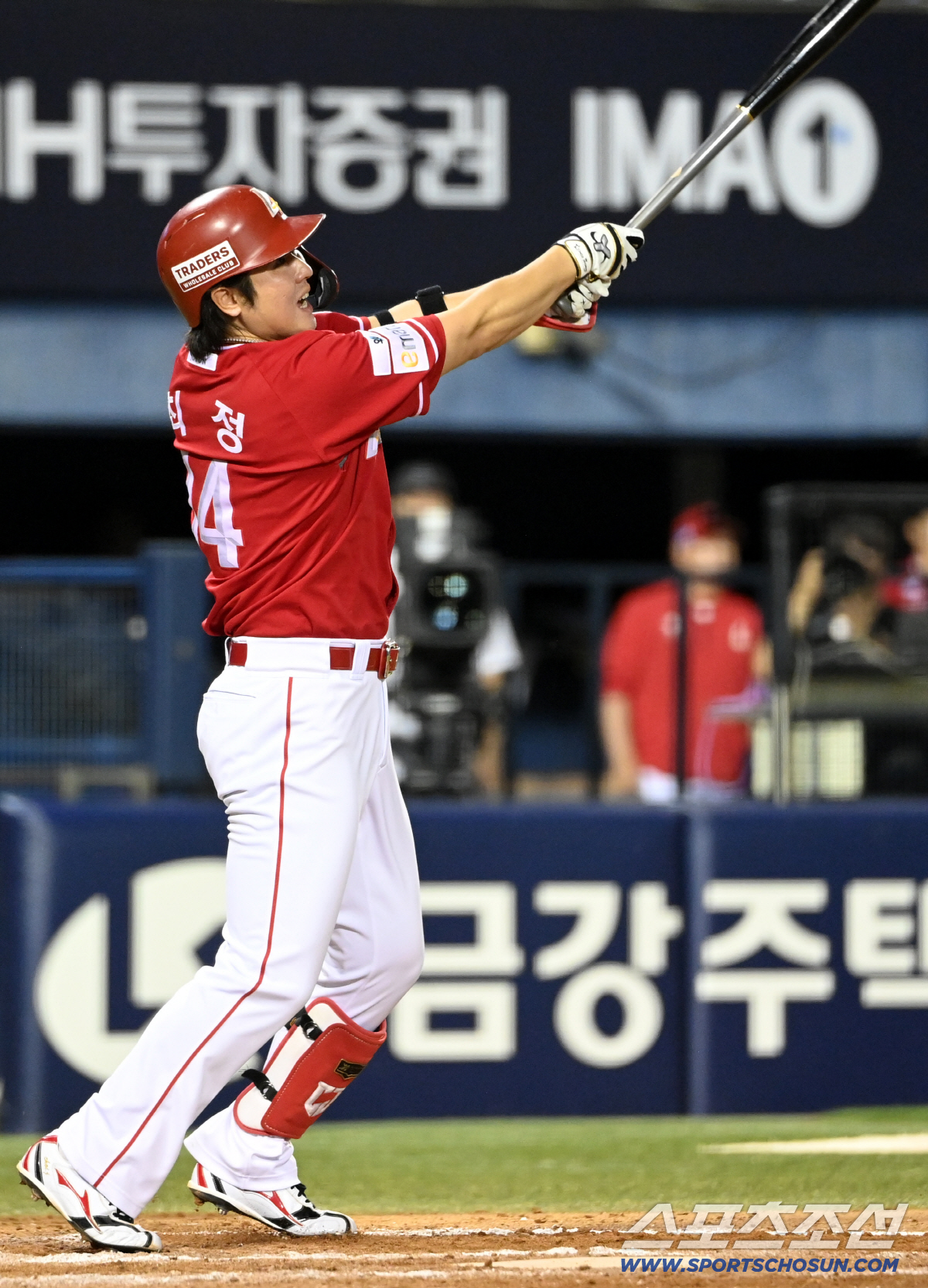 7일 잠실야구장에서 열린 SSG와 두산의 경기, 8회초 2사 1루 최정이 우월 2점홈런을 치고 있다. 잠실=허상욱 기자 wook@sportschosun.com/2026.07.07/