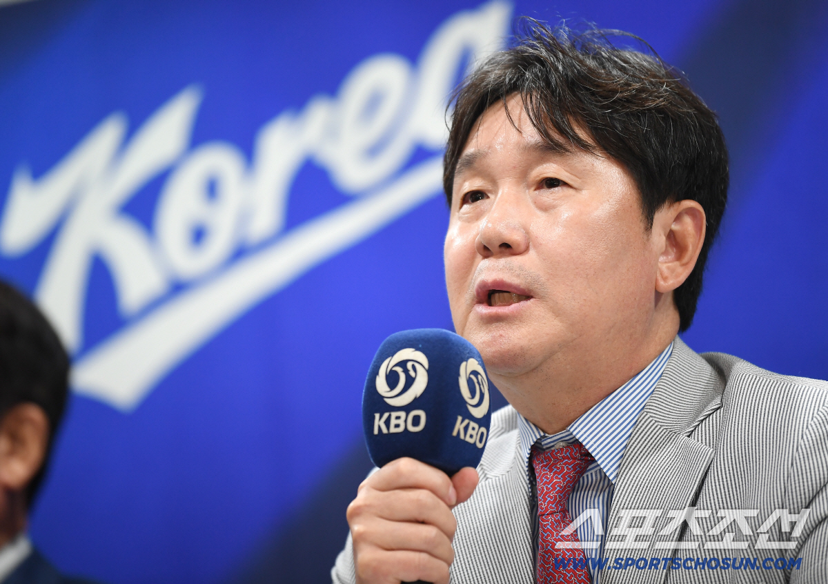 2026 아시안게임 야구대표팀 명단 발표 기자회견이 11일 오후 서울 중구 한국프레스센터에서 열렸다. 류지현 감독이 질문에 답하고 있다. 정재근 기자 cjg@sportschosun.com/2026.6.11/