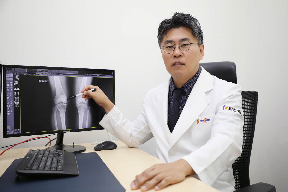 ◇Director Lee Dong-nyung explaining knee joint pain. Photo provided by Himchan Hospital