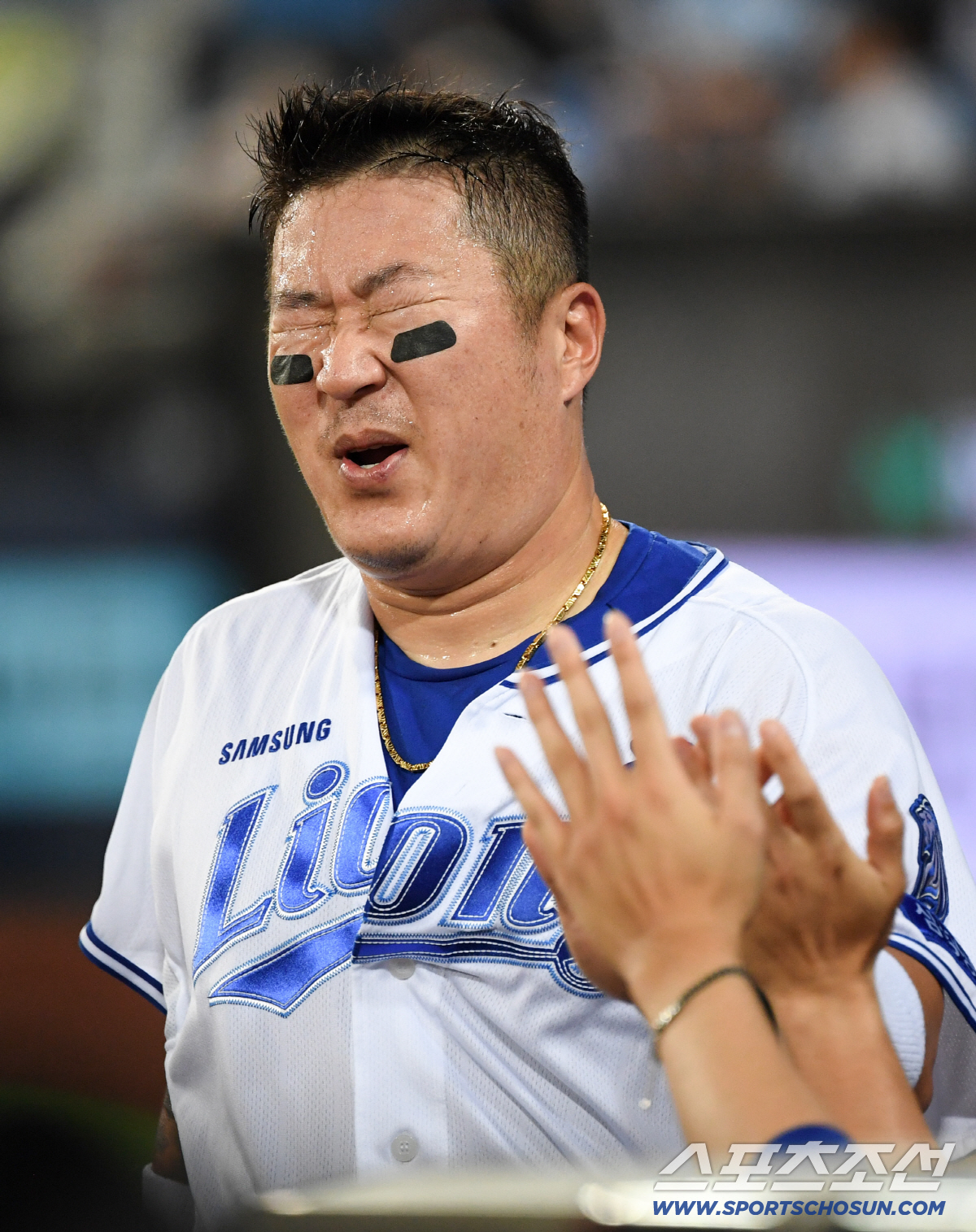 온몸에 흐르는 땀방울.