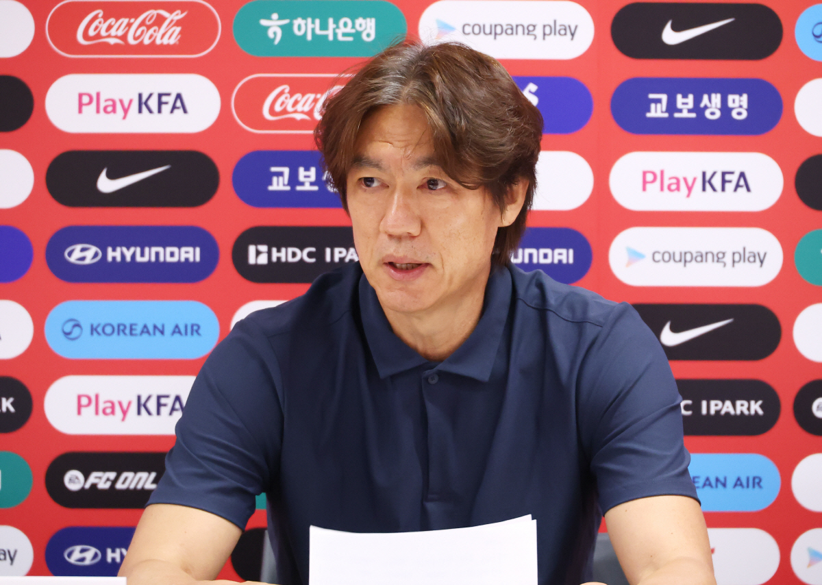 홍명보 감독 사퇴 (사포판[멕시코 할리스코주]=연합뉴스) 최재구 기자 = 2026 북중미 월드컵에서 32강 진출에 실패한 한국축구국가대표팀의 홍명보 감독이 28일(현지시간) 멕시코 사포판 치바스 바예 베르데에서 기자회견을 하며 사퇴 의사를 밝히고 있다. 2026.6.29 jjaeck9@yna.co.kr(끝)