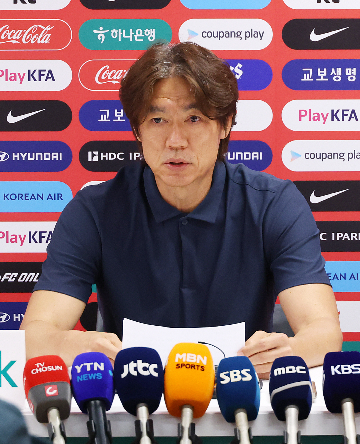 홍명보 감독 사퇴 (사포판[멕시코 할리스코주]=연합뉴스) 최재구 기자 = 2026 북중미 월드컵에서 32강 진출에 실패한 한국축구국가대표팀의 홍명보 감독이 28일(현지시간) 멕시코 사포판 치바스 바예 베르데에서 기자회견을 하며 사퇴 의사를 밝히고 있다. 2026.6.29 jjaeck9@yna.co.kr(끝)