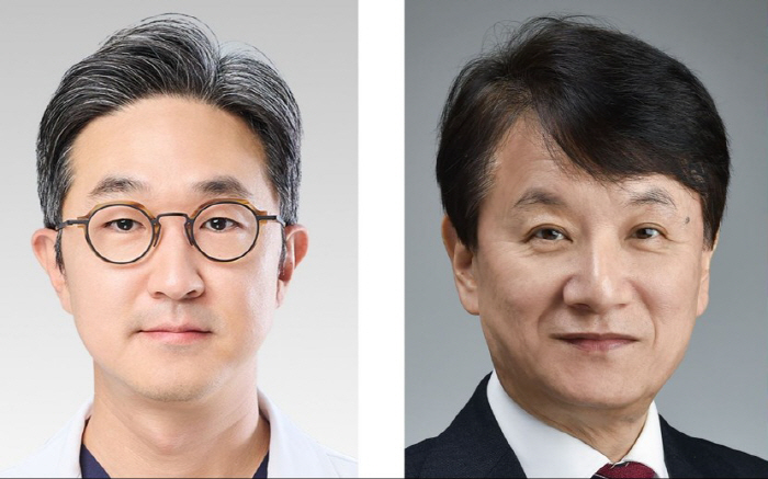 Professors Koo Kyo-cheol (left) and Park Tae-hyun