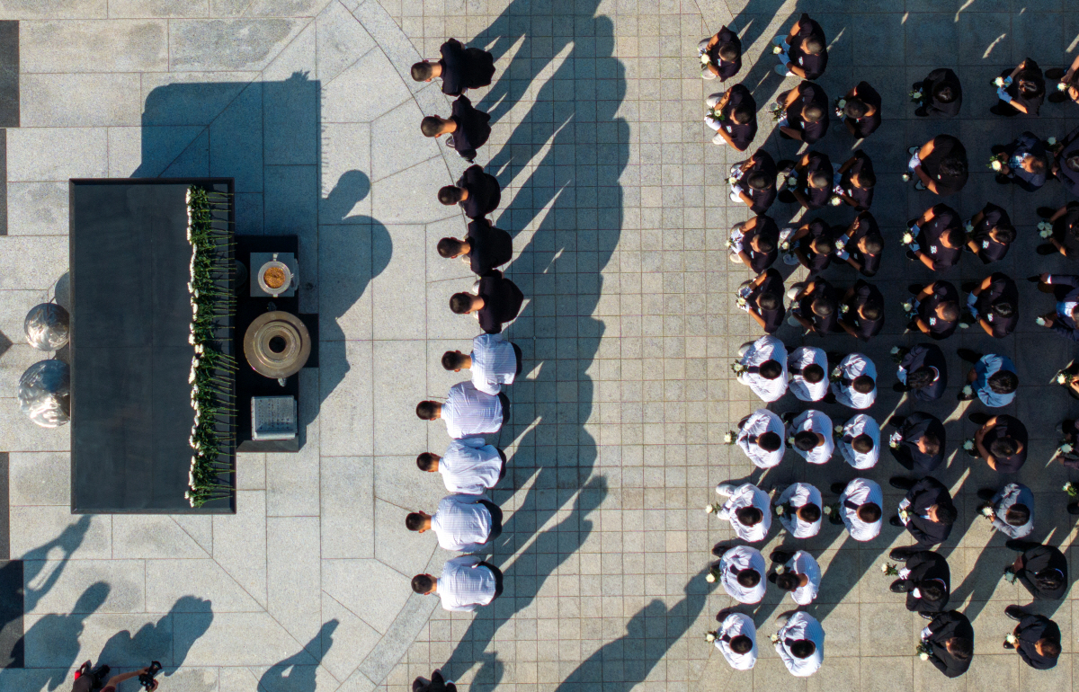 Afterward, Lim Ho said, "Unlike their usual energetic demeanor, I saw the students paying their respects with great caution and solemnity," adding,
