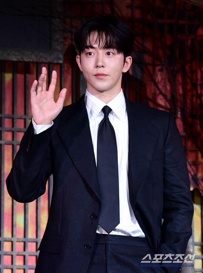 Nam Joo-hyuk's Handsome Gaze Greeting