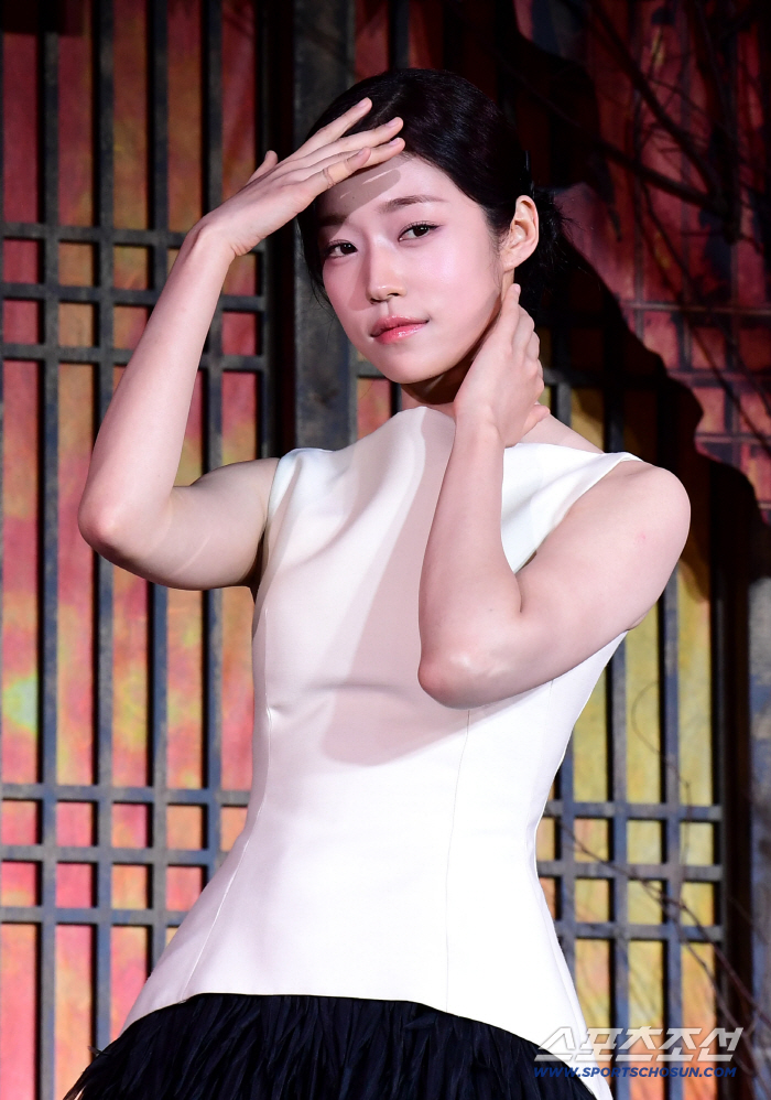 Roh Yoon-seo greets with a mysterious gaze