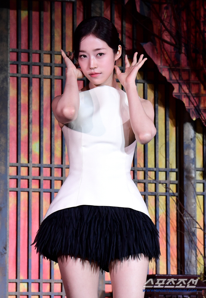 Roh Yoon-seo Greets with a Unique and Captivating Gaze