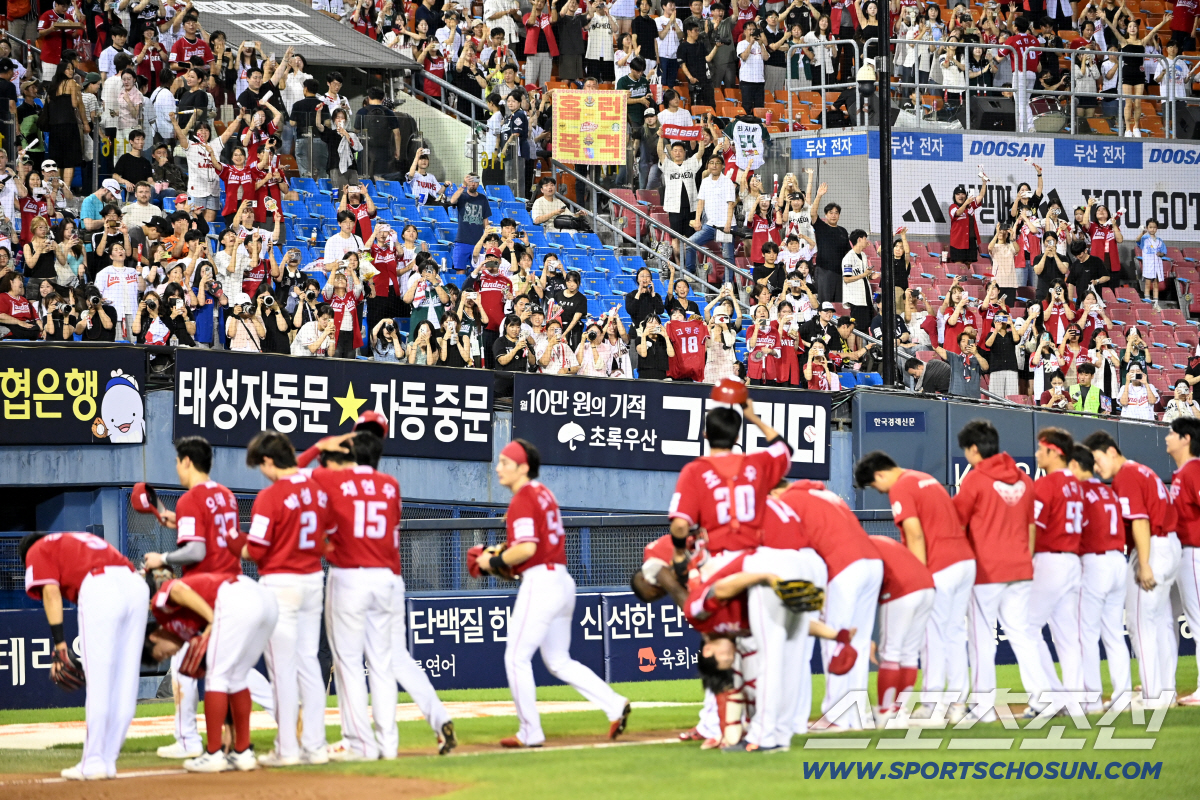7일 잠실야구장에서 열린 SSG와 두산의 경기, SSG가 4대2로 승리하며 9연패에서 탈출했다. 승리의 기쁨을 나누는 SSG 선수들의 모습. 잠실=허상욱 기자 wook@sportschosun.com/2026.07.07/