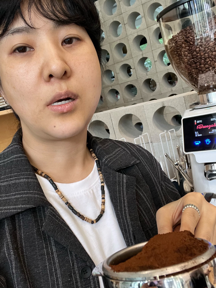 Kang Yu-mi Takes on a Cafe Owner Who Calls Out Difficult Customers, Sparking Cheers for Her New Persona and Even Review Bombing