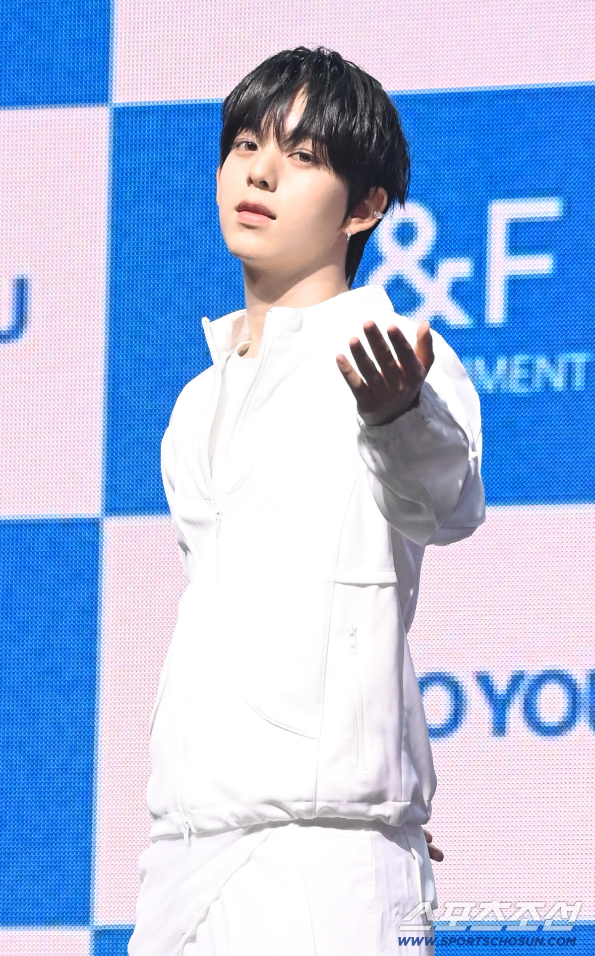 8일 예스24 라이브홀에서 열린 아홉(AHOF)의 미니 3집 'RUN TO YOU'의 쇼케이스. 아홉 즈언이 포토타임을 갖고 있다. 광장동=허상욱 기자 wook@sportschosun.com/2026.07.08/