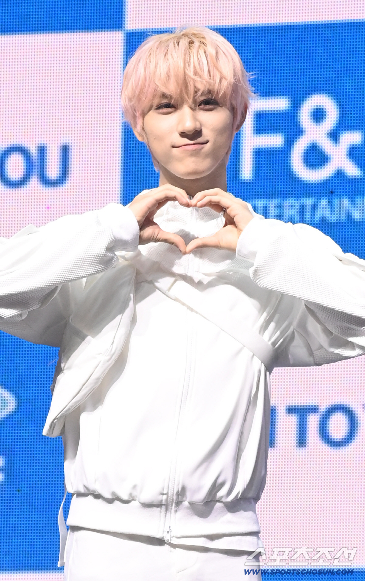 8일 예스24 라이브홀에서 열린 아홉(AHOF)의 미니 3집 'RUN TO YOU'의 쇼케이스. 아홉 다이스케가 포토타임을 갖고 있다. 광장동=허상욱 기자 wook@sportschosun.com/2026.07.08/