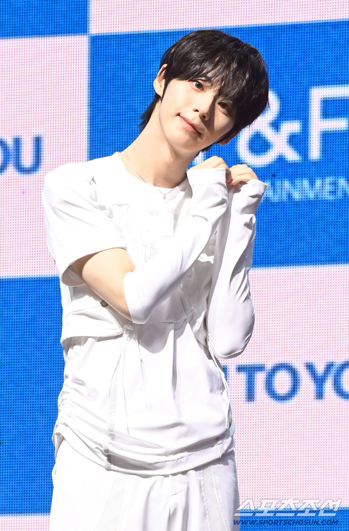 8일 예스24 라이브홀에서 열린 아홉(AHOF)의 미니 3집 'RUN TO YOU'의 쇼케이스. 아홉 서정우가 포토타임을 갖고 있다. 광장동=허상욱 기자 wook@sportschosun.com/2026.07.08/