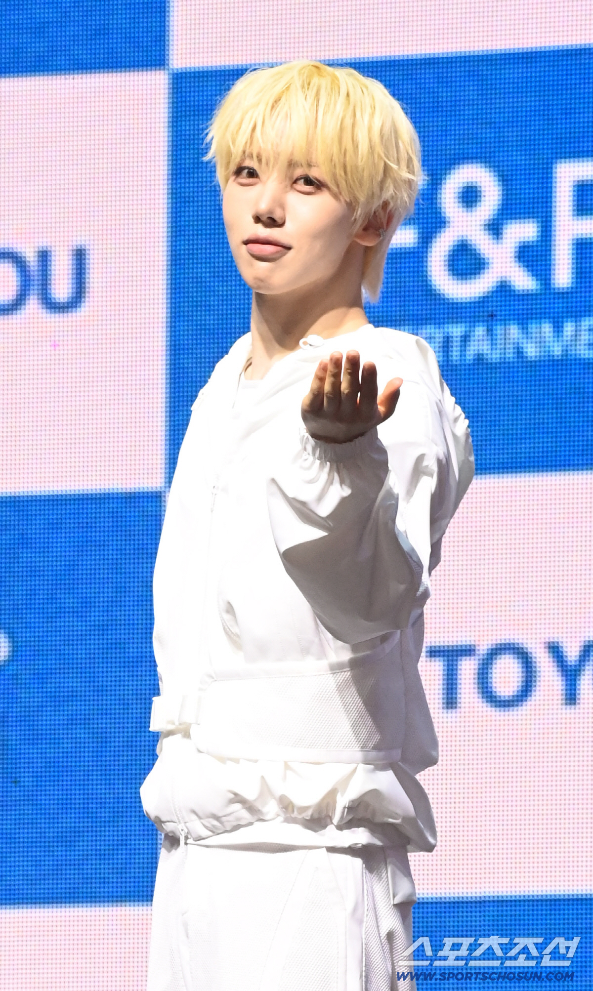 8일 예스24 라이브홀에서 열린 아홉(AHOF)의 미니 3집 'RUN TO YOU'의 쇼케이스. 아홉 차웅기가 포토타임을 갖고 있다. 광장동=허상욱 기자 wook@sportschosun.com/2026.07.08/