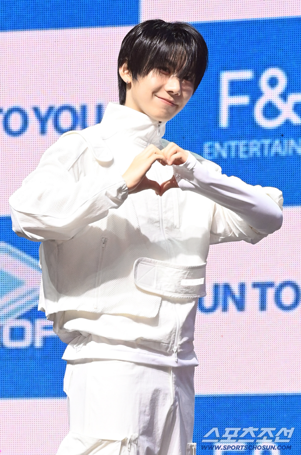 8일 예스24 라이브홀에서 열린 아홉(AHOF)의 미니 3집 'RUN TO YOU'의 쇼케이스. 아홉 박한이 포토타임을 갖고 있다. 광장동=허상욱 기자 wook@sportschosun.com/2026.07.08/