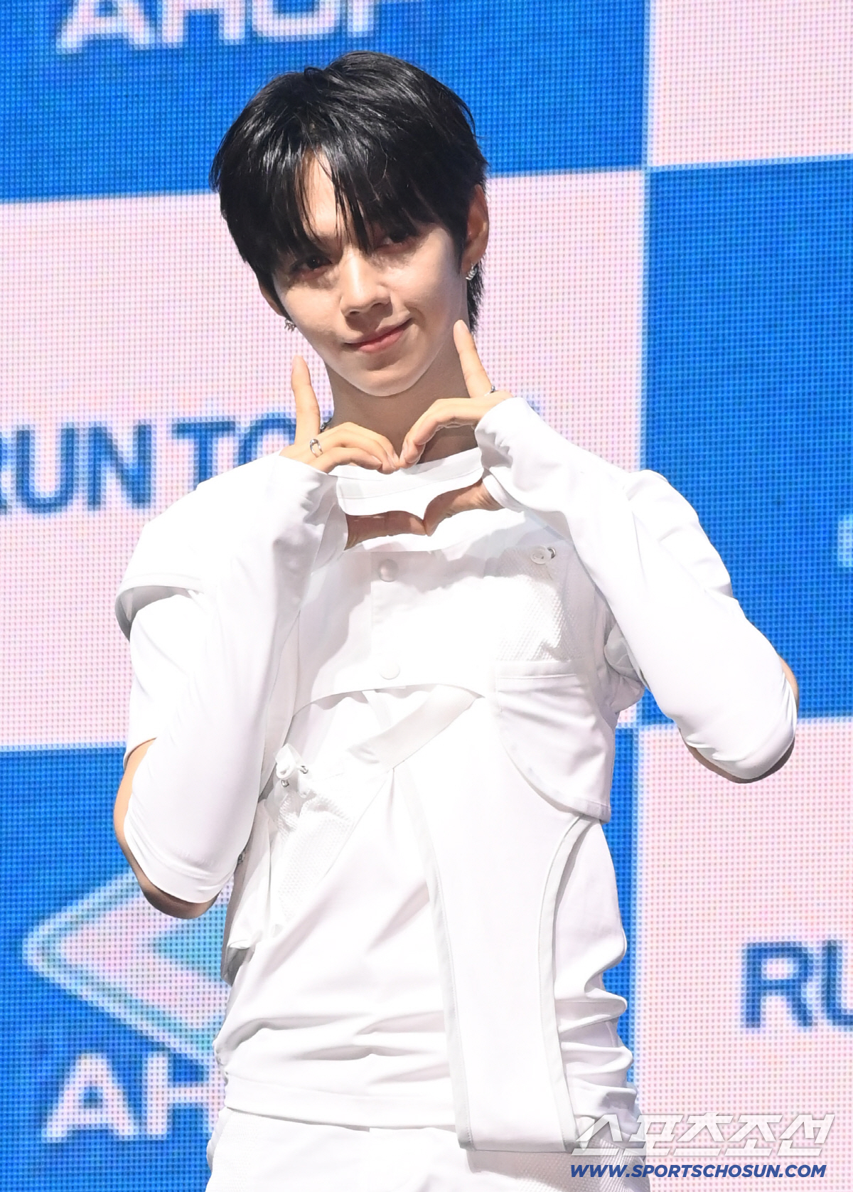 8일 예스24 라이브홀에서 열린 아홉(AHOF)의 미니 3집 'RUN TO YOU'의 쇼케이스. 아홉 제이엘이 포토타임을 갖고 있다. 광장동=허상욱 기자 wook@sportschosun.com/2026.07.08/