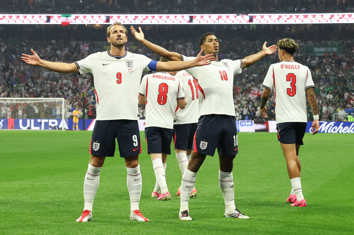 epaselect epa13090291 Harry Kane (L) and Jude Bellingham (C) of England celebrate a goal during the FIFA World Cup 2026 Round of 16