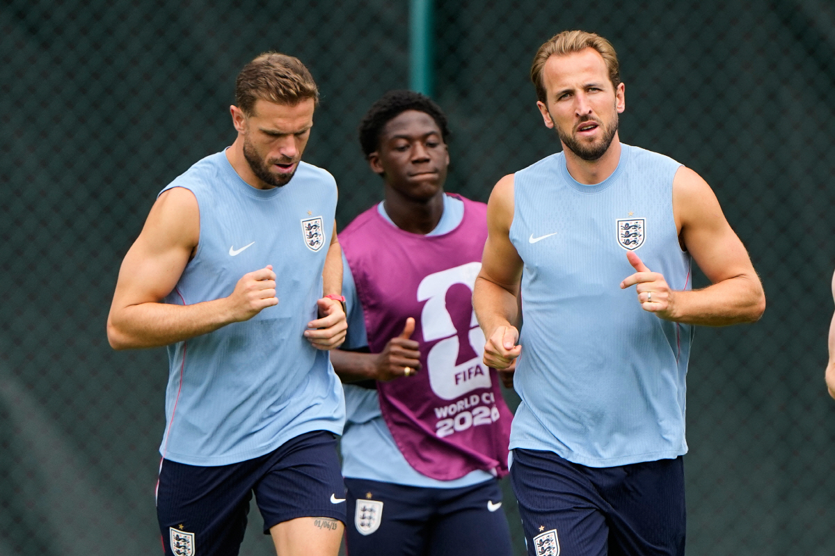 England's Jordan Henderson, left, and Harry Kane, right, train for the World Cup soccer tournament Friday, June 26, 2026, in Kansas City, Mo. (AP Photo/Charlie Riedel)