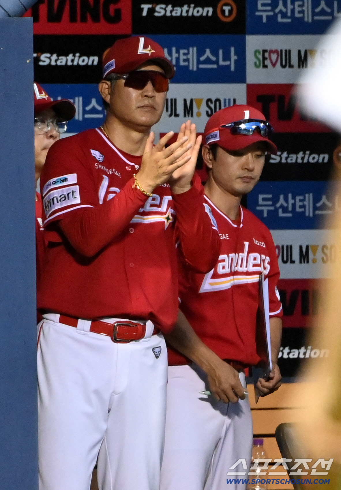7일 잠실야구장에서 열린 SSG와 두산의 경기, 6회초 1사 1,2루 에레디아가 선취 2타점 2루타를 치자 이숭용 감독이 박수를 보내고 있다. 잠실=허상욱 기자 wook@sportschosun.com/2026.07.07/