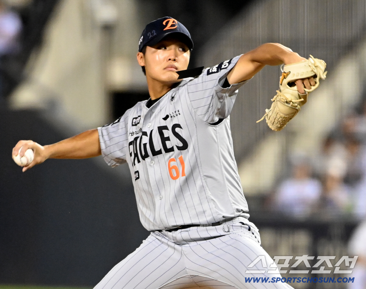 3일 잠실야구장에서 열린 한화와 두산의 경기. 연장 10회말 등판한 정우주가 역투하고 있다. 잠실=허상욱 기자 wook@sportschosun.com/2026.06.03/