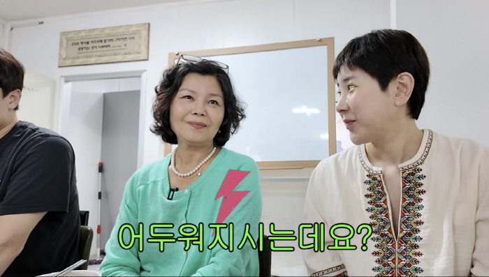 Seo In-young's Mother Shows a Dark Expression Ahead of Her Daughter's Remarriage 'I Hoped She Would Take It Slowly'