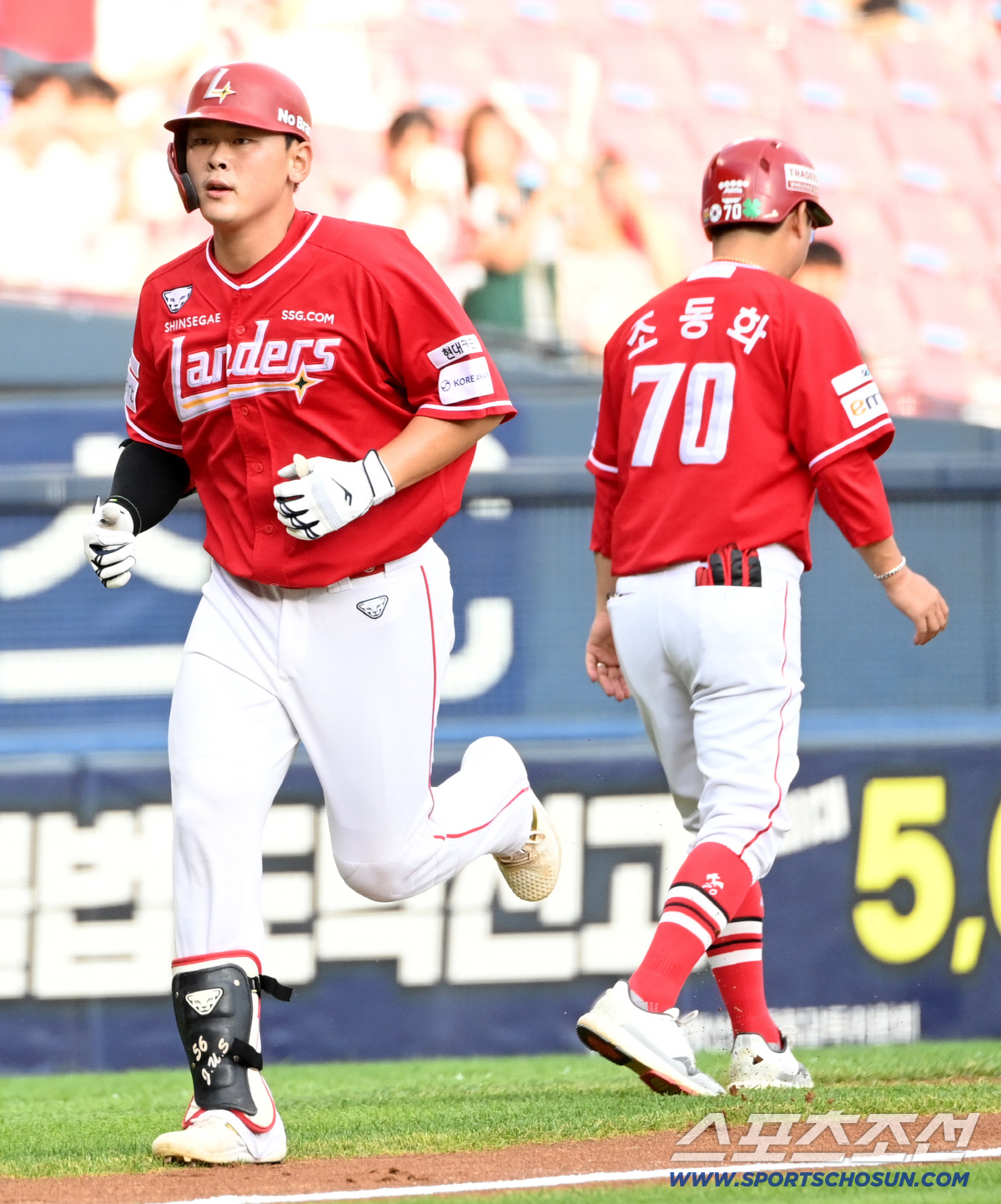 8일 잠실야구장에서 열린 SSG와 두산의 경기, 2회초 전의산이 선제 솔로홈런을 치고 홈인하고 있다. 잠실=허상욱 기자 wook@sportschosun.com/2026.07.08/