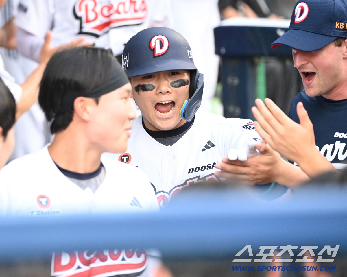 8일 잠실야구장에서 열린 SSG와 두산의 경기, 2회말 2사 3루 윤준호가 역전 2점홈런을 치고 기쁨을 나누고 있다. 잠실=허상욱 기자 wook@sportschosun.com/2026.07.08/