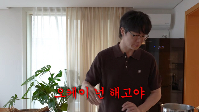 Sung Si-kyung Fires AI After It Sounds Too Much Like Cho Kyu-hyun 'Okay, You're Fired'