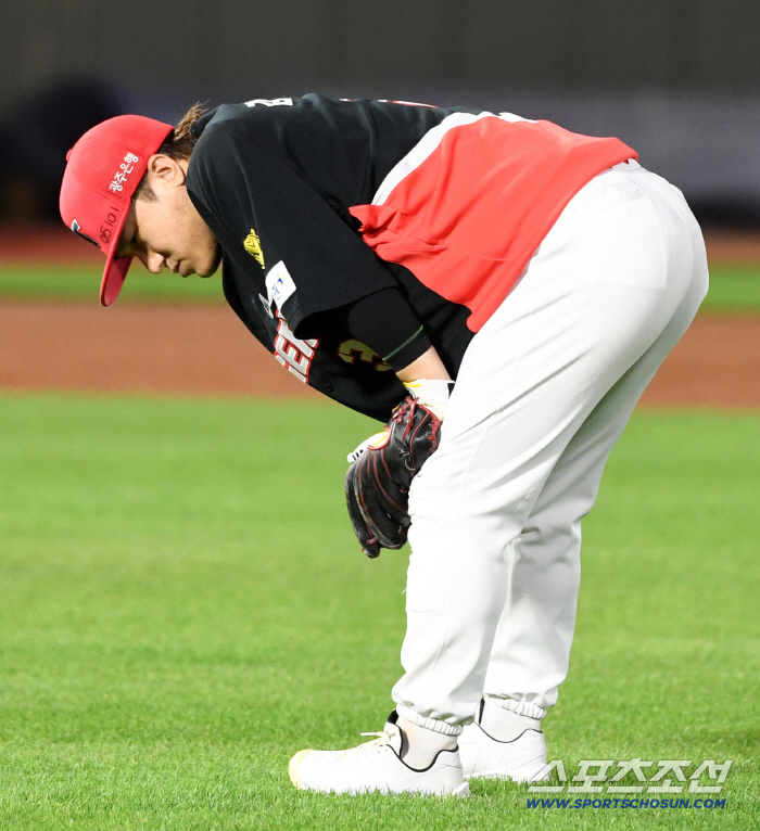 '참담한 총력전' KIA 최고참 대체 왜 이러나, "팀의 상징" 사령탑이 메시지까지 줬건만
