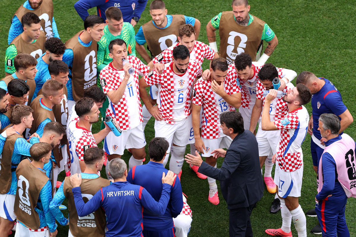 PHILADELPHIA, PENNSYLVANIA - JUNE 27: Zlatko Dalic, Head Coach of Croatia, speaks to players at the hydration break during the FIFA World Cup 2026 Group L match between Croatia and Ghana at Philadelphia Stadium on June 27, 2026 in Philadelphia, Pennsylvania. Kevin C. Cox/Getty Images/AFP (Photo by Kevin C. Cox / GETTY IMAGES NORTH AMERICA / Getty Images via AFP)