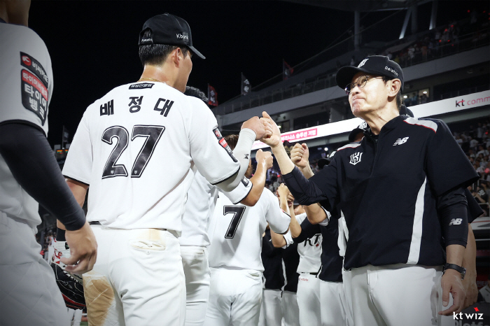 '이강철 감독 환갑 축하 맹타'…KT 배정대가 터뜨린 감동의 '적시타' "생신 선물 드리고 싶었다" 