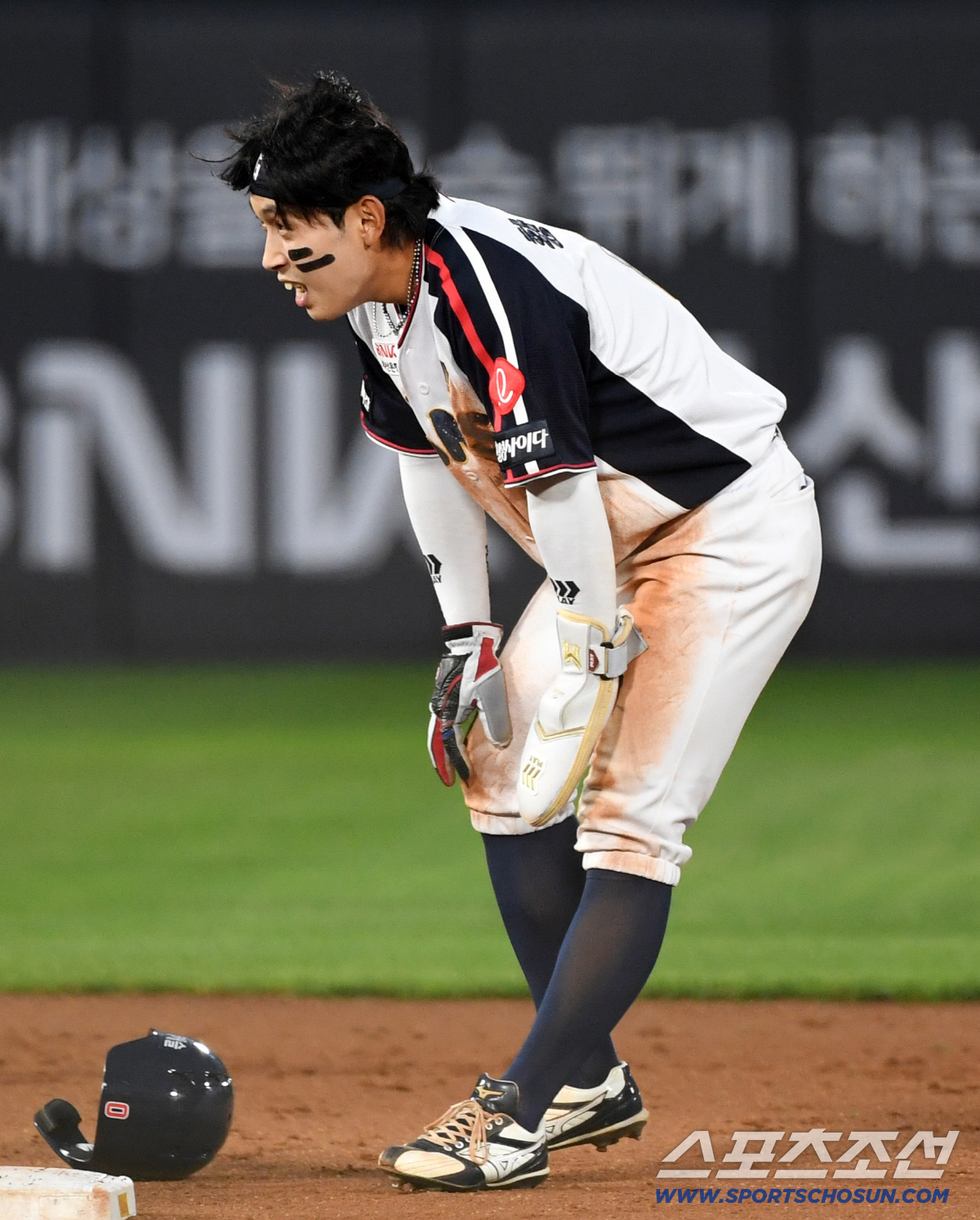 리드오프 황성빈의 유니폼은 이미 흙으로 범벅.
