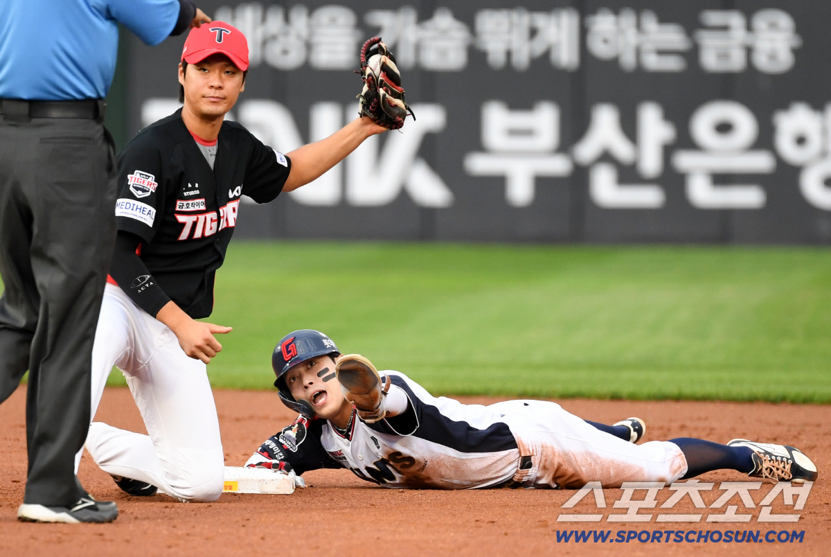 내야 안타를 2루타 효과로 만들어낸 도루까지 리드오프 황성빈.