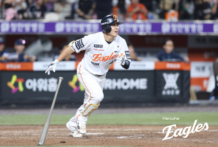 780일 만에 타석, 우익수 뜬공이 사령탑을 미소짓게 했다…'이글스 최초 2루수' 내야 새바람 일으킬까