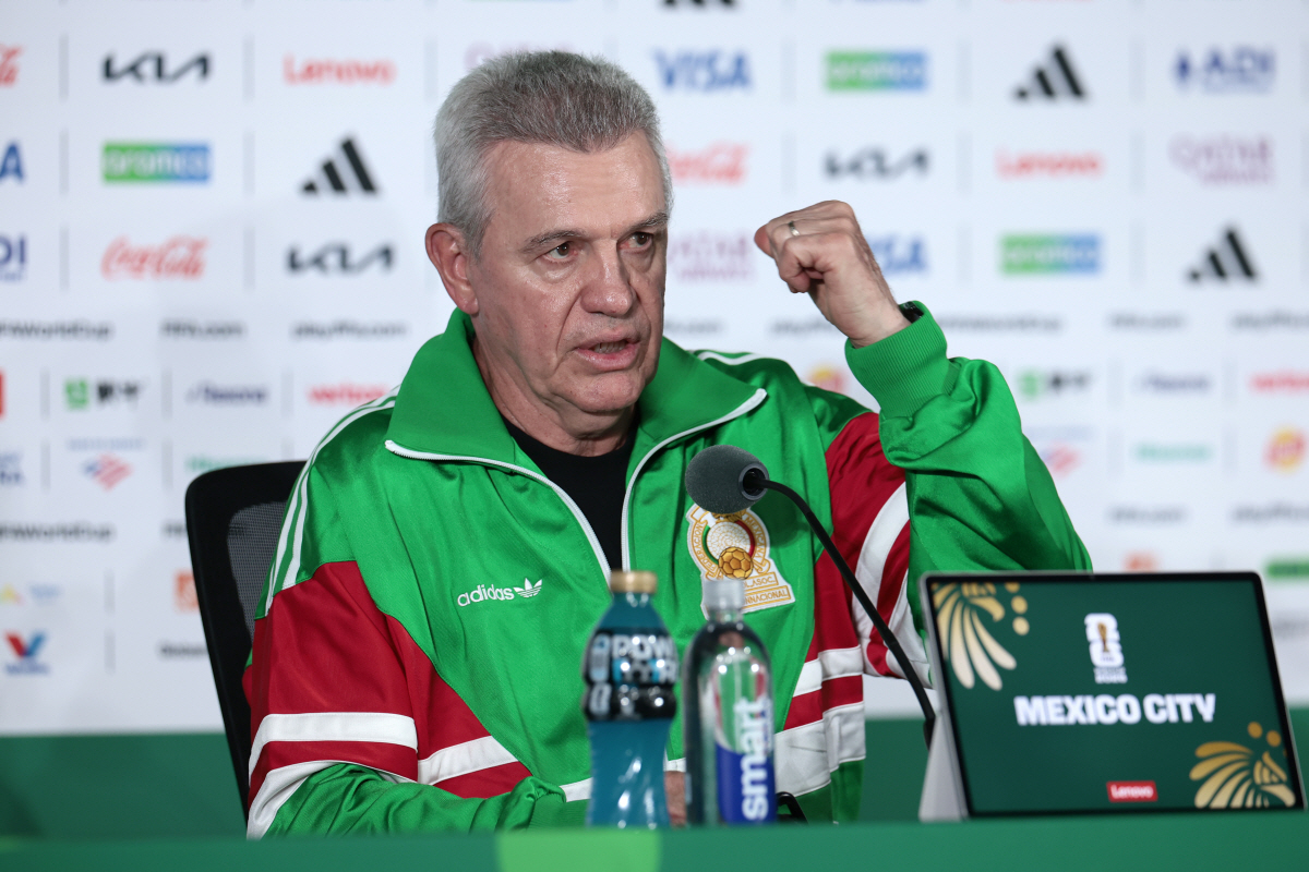 epa13087794 Mexico's national team coach Javier Aguirre speaks during a press conference in Mexico City, Mexico, 04 July 2026. EPA/JOSE MENDEZ