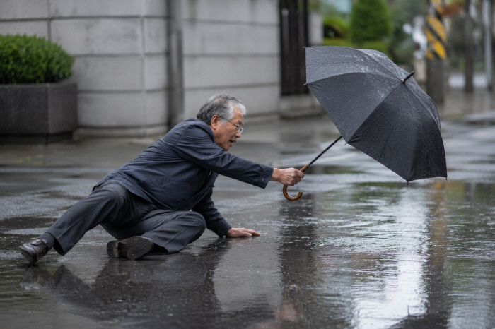 Rainy-Sidewalk Falls Drive Up Spinal Compression Fractures and Wrist Sprains in July, Prompting a Monsoon Season Fall Warning