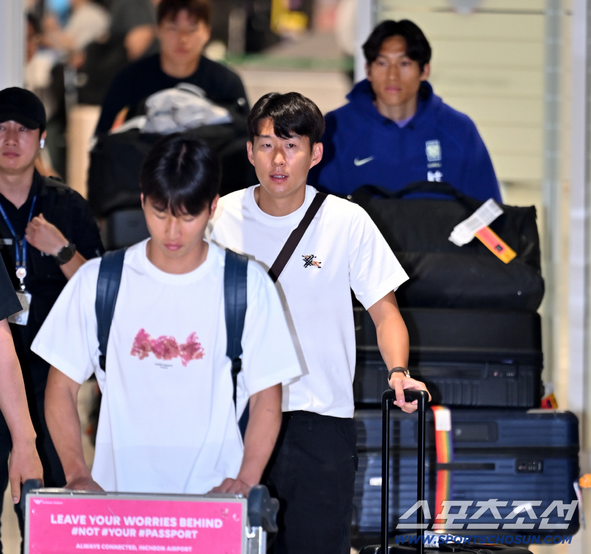 2026 북중미 월드컵을 마친 손흥민이 1일 인천공항을 통해 귀국했다. 엄지성 김승규와 함께 입국장으로 들어서는 손흥민의 모습. 인천공항=허상욱 기자 wook@sportschosun.com/2026.07.01/